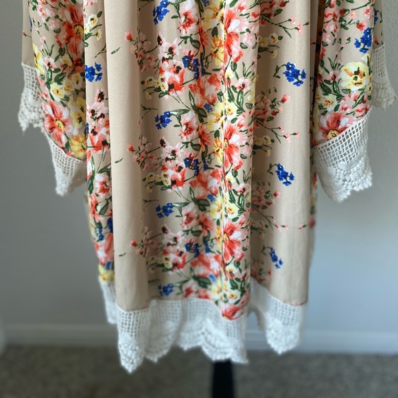 COPY - Umgee Tan Floral Lace Trimmed Kimono / Size Small - Picture 7 of 9
